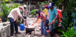 Familias campesinas sembrando con esperanza (2)